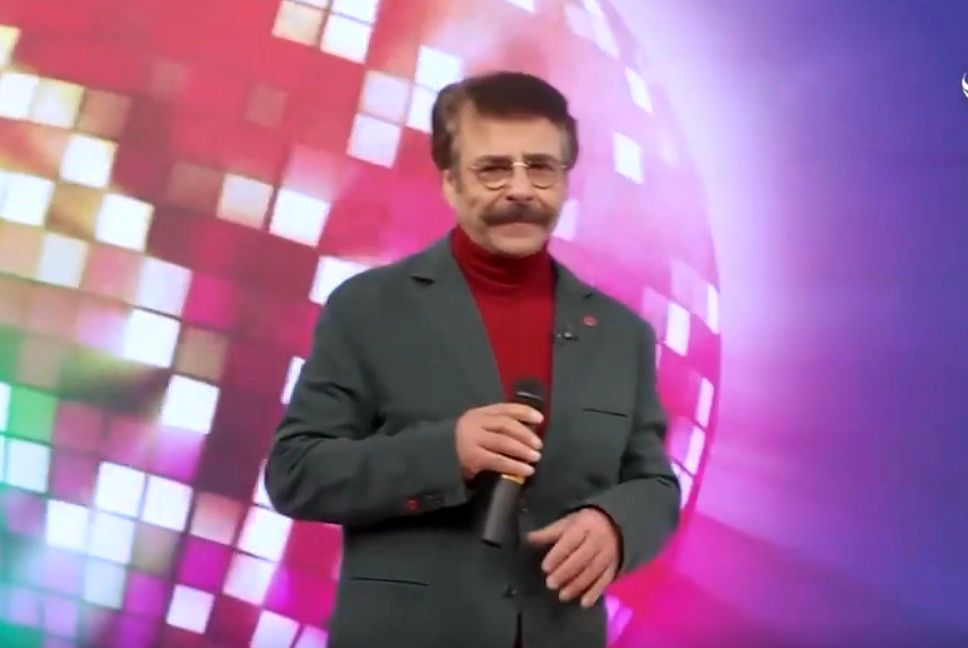 Iranian singer Eftekhari honored with First Degree Art Certificate